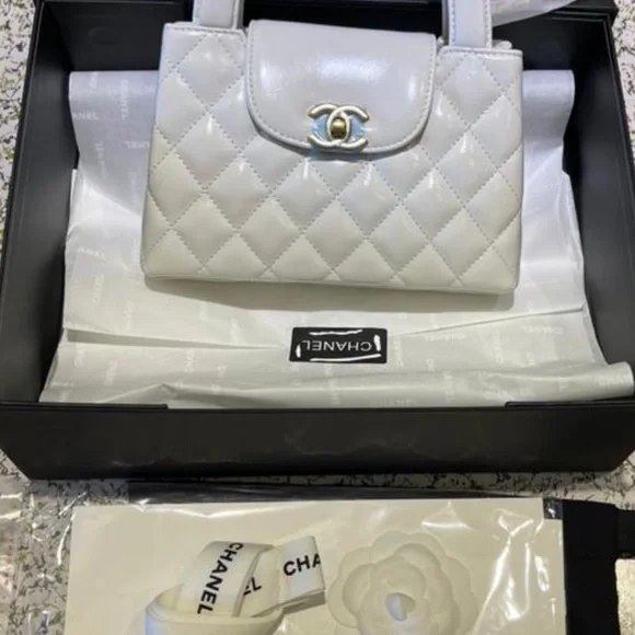 CHANEL Kelly white Leather Handbag with Gold Accents - Picture 2 of 9